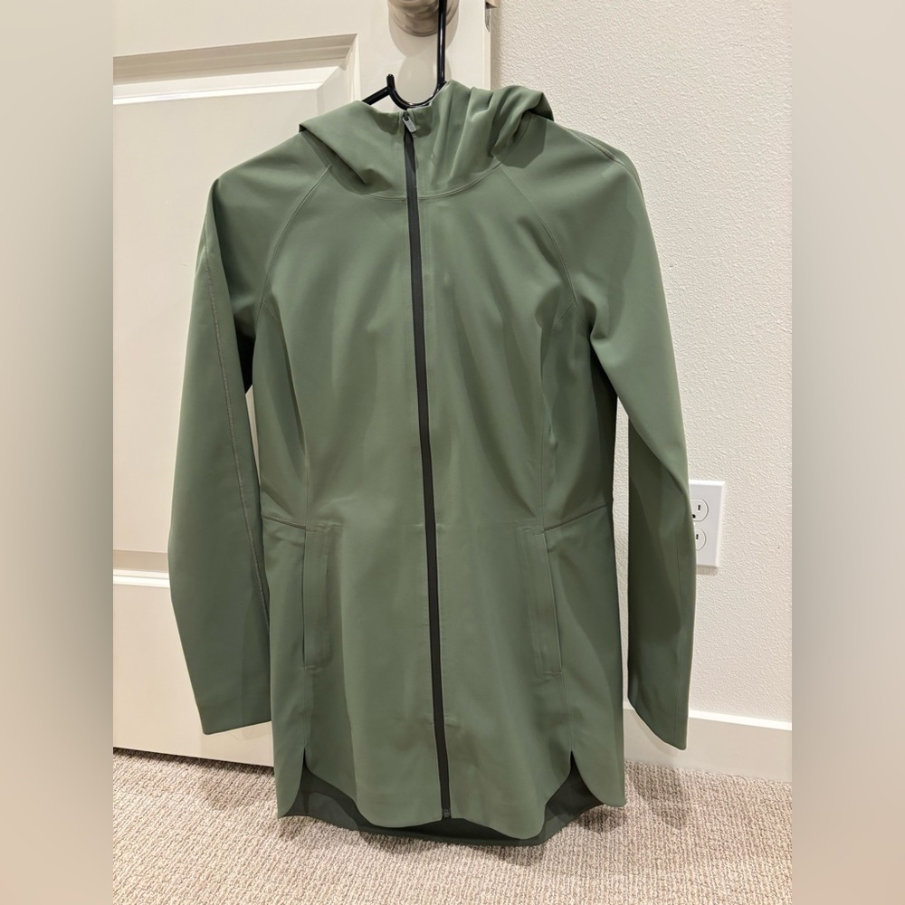 Pre-owned Lululemon rain jacket in army green, size 2.